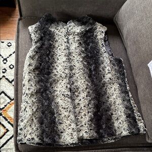 Adrienne Vittadini Chic Black and Gray Textured Vest, Faux Fur Small